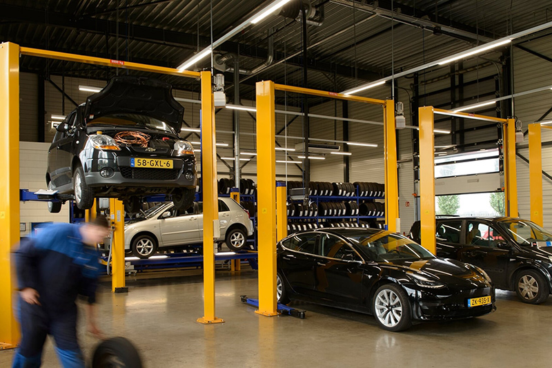 Kwik Fit Netherlands - Inside Garage